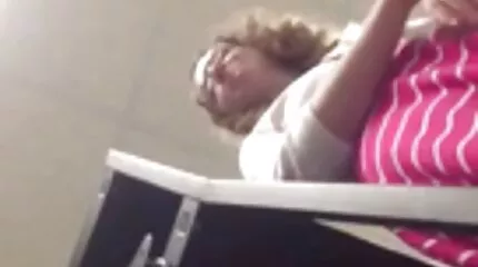 Luna Roulette geeft een blowjob aan nederlandse sex filmpjes een vreemde.