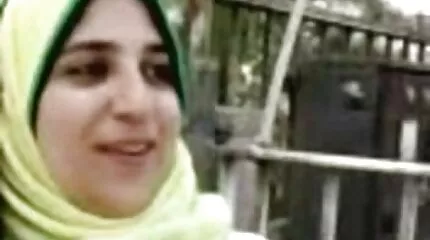 Anissa staat seksfilms nederlands met kanker en neukt met een zwarte vriend.