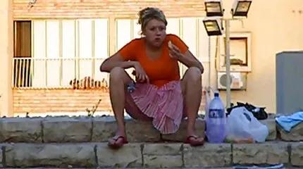 Strelen nederlandse sex filmpje mandu in de buurt van de piano.