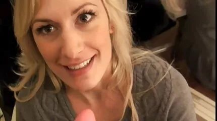 De secretaresse geeft de baas een nederlands gratis porno pijpbeurt.