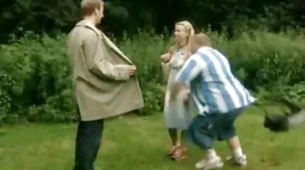 Blank meisje nederlandse neukfilm geneukt in de kont met een Afro-Amerikaan.