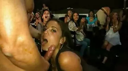 Khokhlushka neukt nederlandse sex filmpjes met een rolstoel.