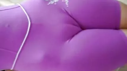 Mia wordt gegeven aan een volwassen man. gratis nederlandse sex