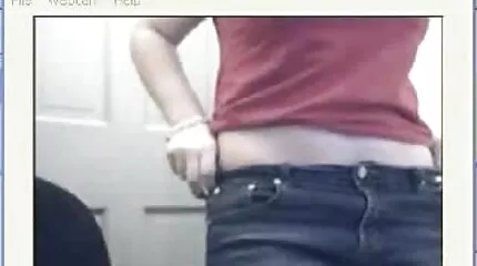 Maria RabAbushkina sex filmpjes nederlands masturbeert haar geschoren poesje.