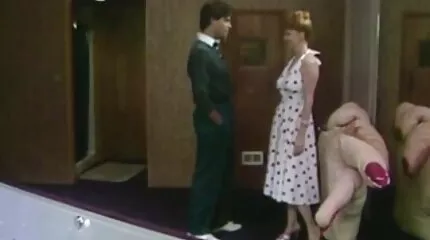 Een prachtige Pijpbeurt maakt een brunette man met een tatoeage op nederlandse sexfims zijn buik in pov.