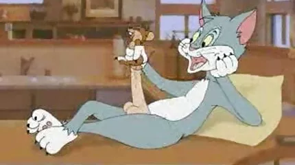 De man nederlandse sex filmpjes neigt het meisje naar anale neuken.