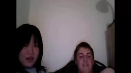 Afro-Amerikaan zuigt de lul van een blanke kerel. nederlandse free porno