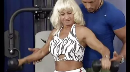 Crushed foam en geneukt met stiefzoon in nederlandse porno tube de auto.