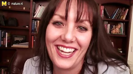 Het meisje springt in bed van de vriend. gratis nederlandse sex