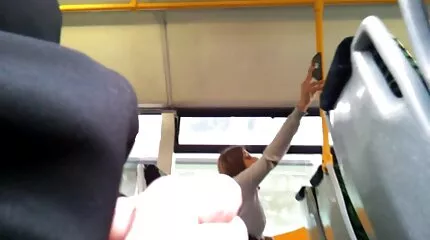 Stiefvader sexfilmpjes nederlands duwt een lul in de mond van een Aziatische vrouw.