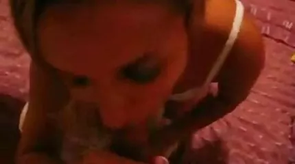 Milaha zuigt een grote kofferbak. free porno nederlands