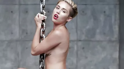 De dikke vrouw nederlandse pormo is klaar om in de kont te neuken.