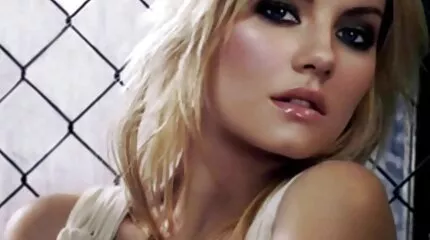 Rondborstige stiefmoeder nederlandse sexfilm wil een man verleiden. Stiefzoon accepteert harde seks.