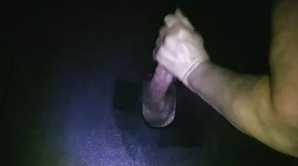 Het meisje raakt zichzelf aan bij het nederlandse webcam sex poesje.