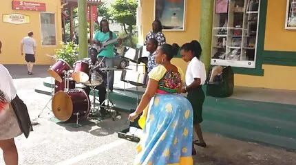 De muzikant komt de lul binnen in het harige nederland sex tube kutje.