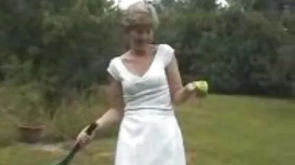 De teef zuigt de nederlandse sex filmpjes pik en wrijft het met haar tieten.