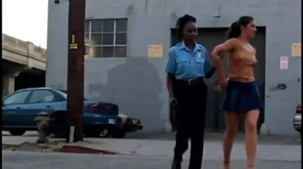 Seks van een getrouwd stel. Geneukt in de slaapkamer na een dag gratis nederlandse pornofilms op het werk.