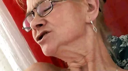 Hij spreidt zijn benen voor de priester en nederlandse sex films voorkomt dat hij demonen uitdrijft.